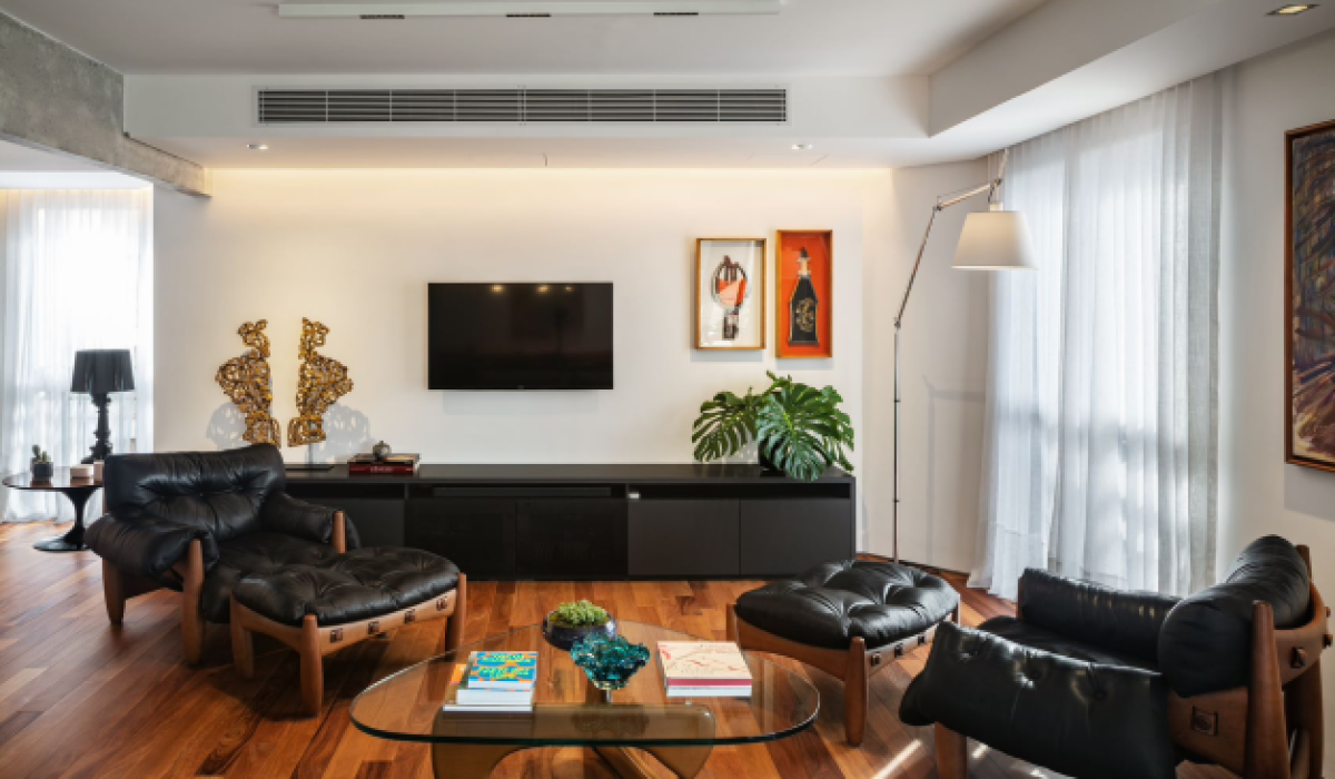 Projeto de reforma, assinado por Reinach Mendonça Arquitetos Associados, destaca cozinha e copa de apartamento