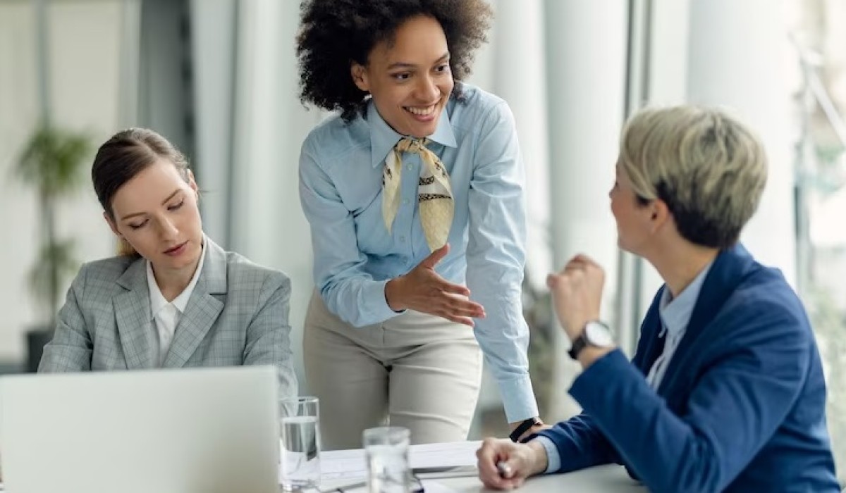 Liderança feminina na indústria: executiva transforma empresa em referência nacional na fabricação de portas rápidas
