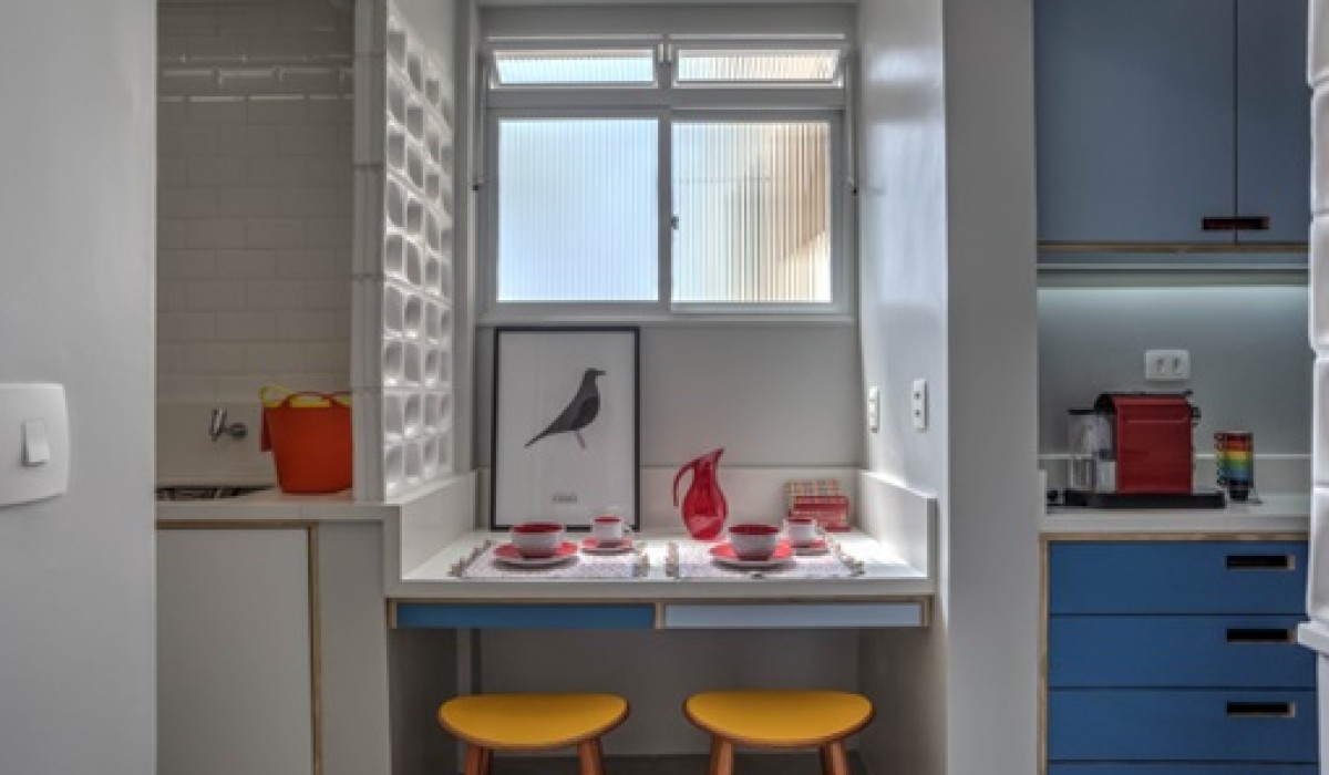 O charme dos cantinhos para refeições rápidas em cozinhas compactas