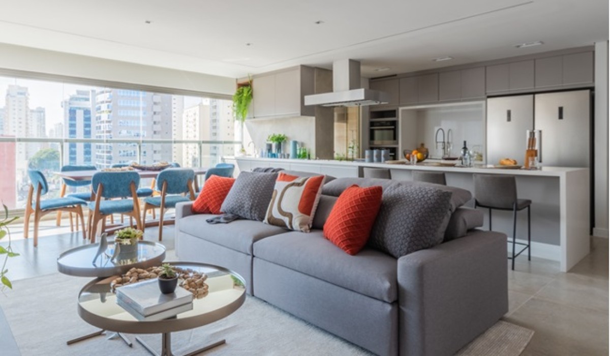 Soluções de arquitetura de interiores com estilo contemporâneo e despojado resolvem apartamento de moradora
