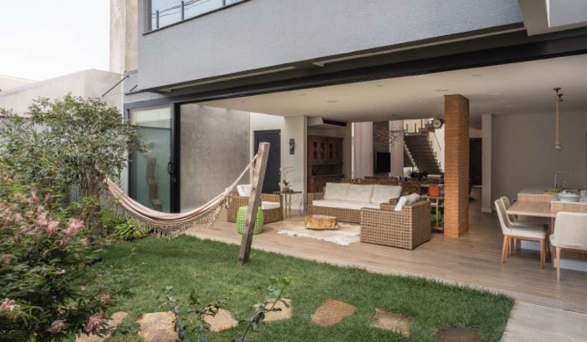Arquitetura biofílica acentua conexão dos moradores entre a natureza e o design de interiores
