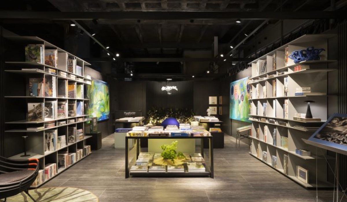 Com um clima intimista e obras de arte brasileiras, a livraria de Caru Cunha, Sílvia Camargo e Nana Cunha é destaque da CASACOR São Paulo