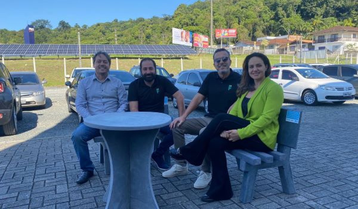 Favretto Mídia Exterior doa mesas e bancos para instituições de Joinville