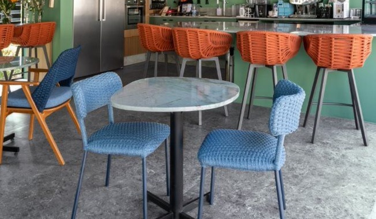 Café botânico ousa com mix de cores, texturas e revestimento inspirado em região italiana
