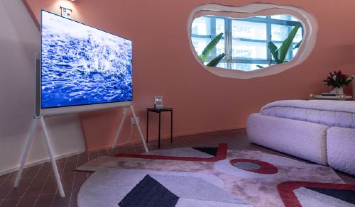 Tintas Coral une arquitetura e tecnologia durante a CASACOR São Paulo, com destaque para a TV LG OLED Objet Collection, Posé