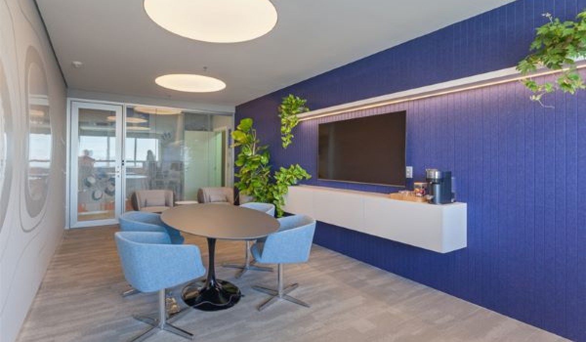 Projeto assinado por Óbvio Arquitetura, em Belo Horizonte, aprimora a experiência de trabalho e evoca o senso de pertencimento e inovação corporativa