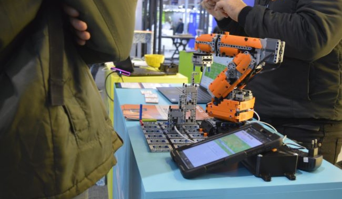 Dalca apresenta sistema de digitalização fabril em espaço de inovação na Fimma Brasil