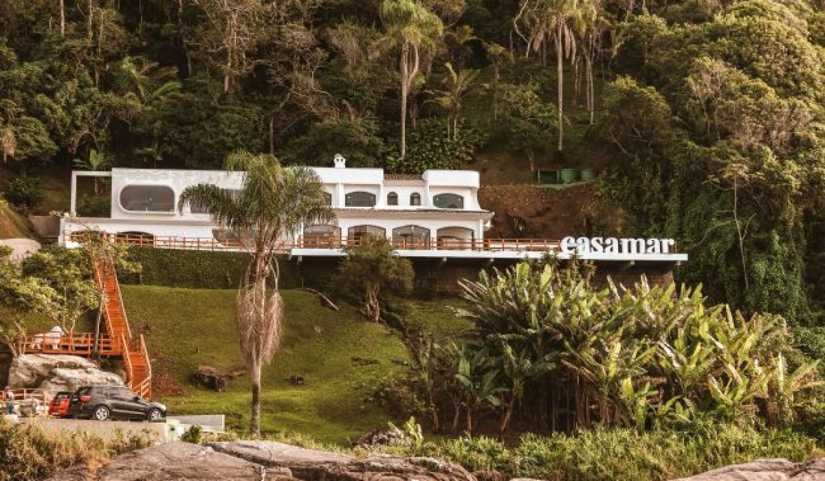 Após sete anos fechado, famoso projeto de arquiteto modernista se transforma em loja-conceito de "casas de férias perfeitas"