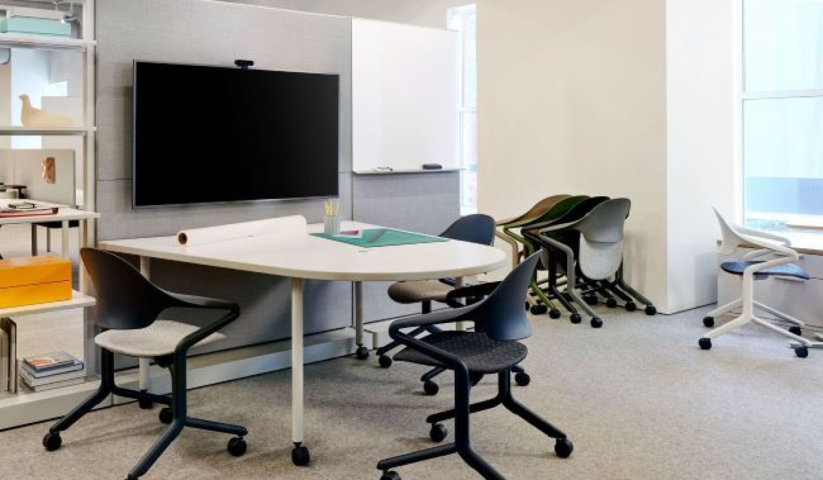 Herman Miller apresenta a cadeira Fuld horizontalmente empilhável, criada por Stefan Diez