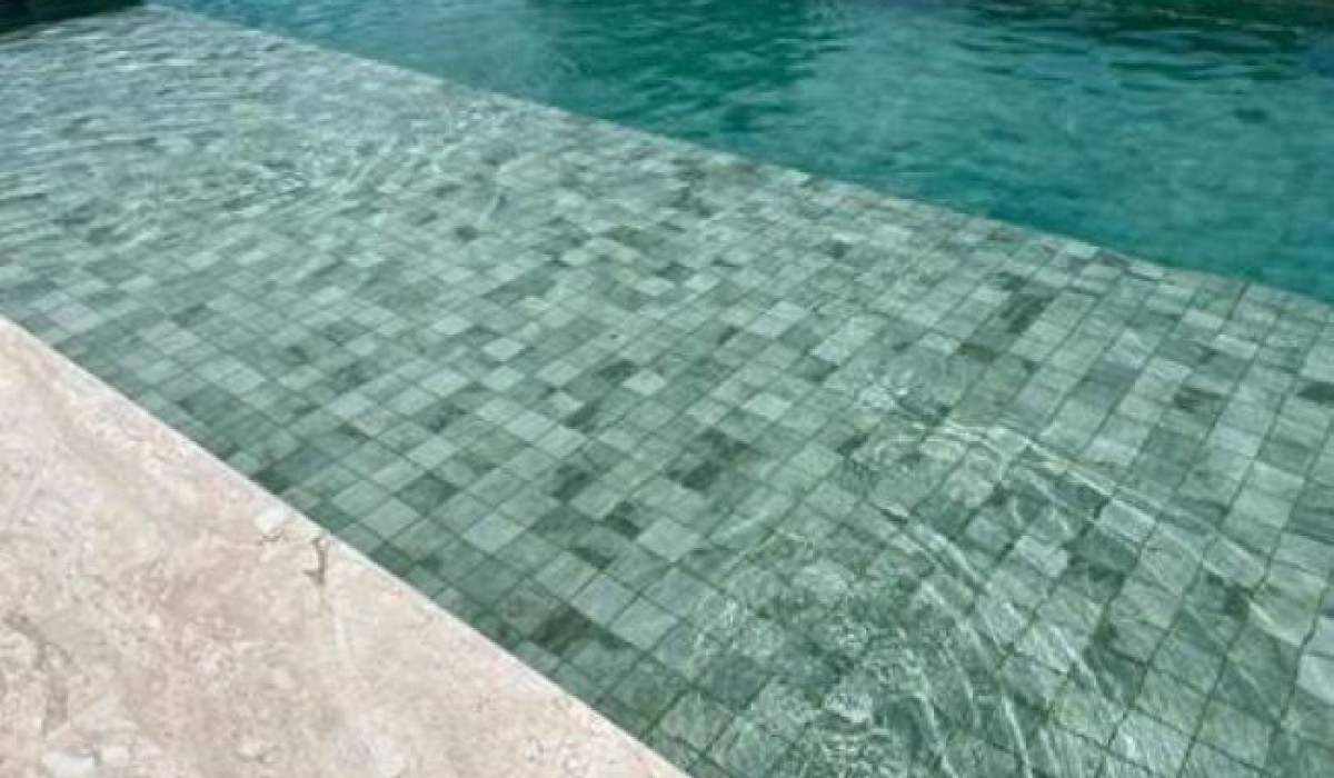 TRAVERTINO: OPÇÃO INTELIGENTE PARA BORDA DE PISCINA