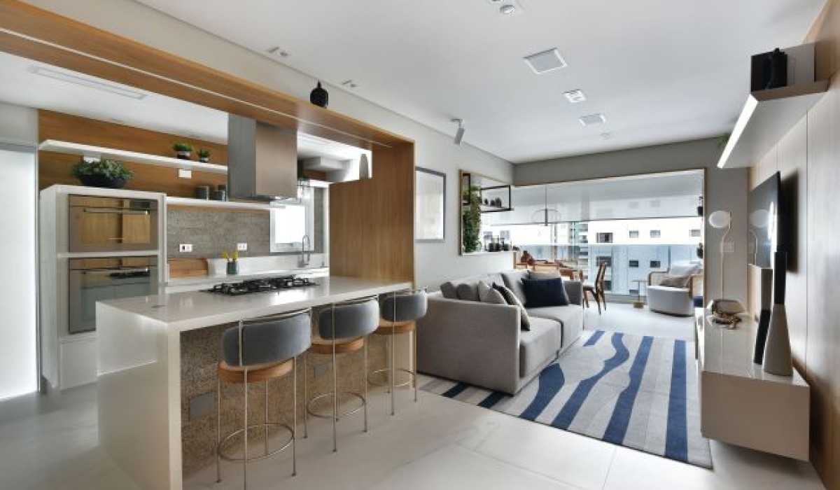Apartamento de 100m² ganha ainda mais espaço através de integração dos ambientes na área social
