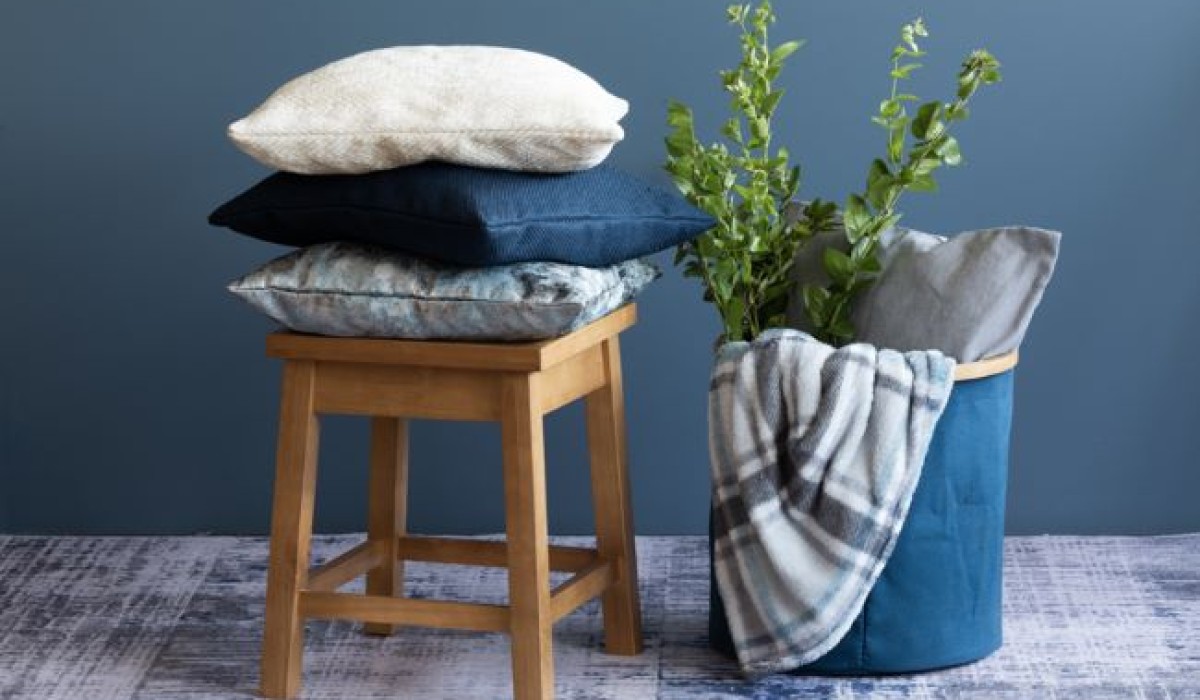 Saiba como decorar a casa usando o conforto e estilo das almofadas