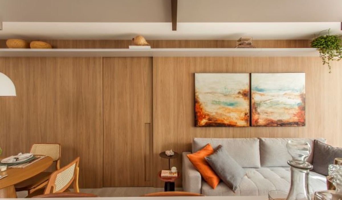 Soluções de marcenaria fazem mágica na transformação do apartamento de apenas 63 m²