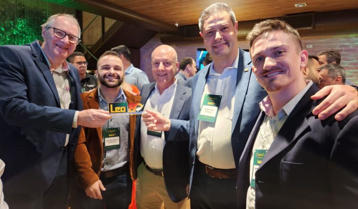 Afix é reconhecida com troféu Parceiro Estratégico da Leo Madeiras