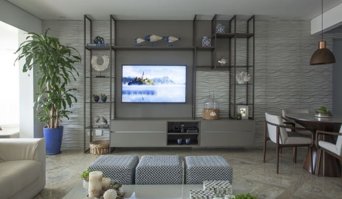 Estantes, protagonistas das salas, mantêm seu brilho no design de interiores após se reinventarem