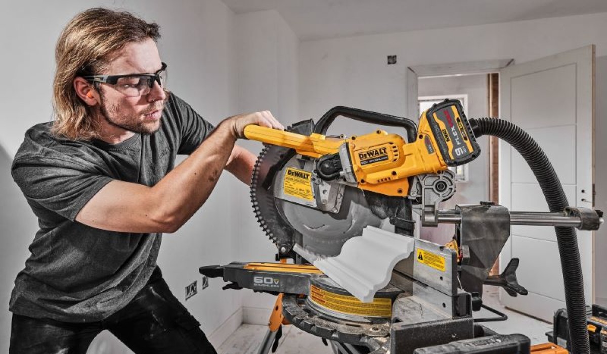 DEWALT lança Serra de Esquadria com Braço Telescópico 60V Max* 12” (305mm)