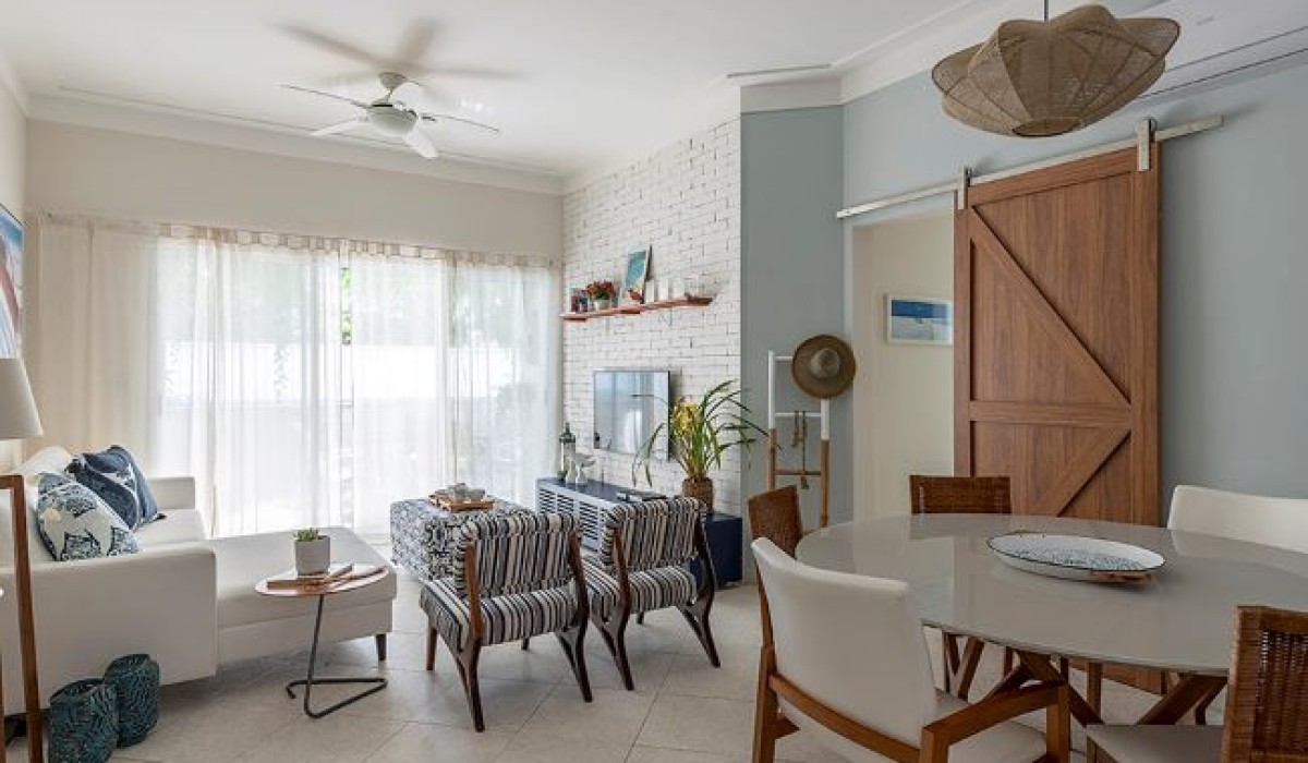 O décor das casas de praia é definido por ambientes arejados, elementos naturais e uma paleta de cores neutras
