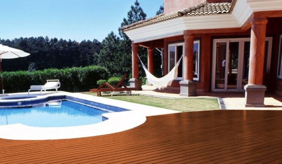 Madeira em ambientes de piscina: como conciliar beleza e proteção?