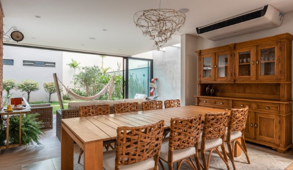Decore áreas de convívio e lazer com o aconchego da madeira no estilo Rústico Chique