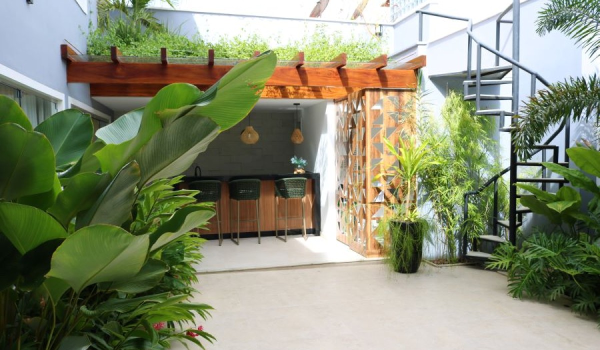 Design paisagístico minimalista em uma casa familiar