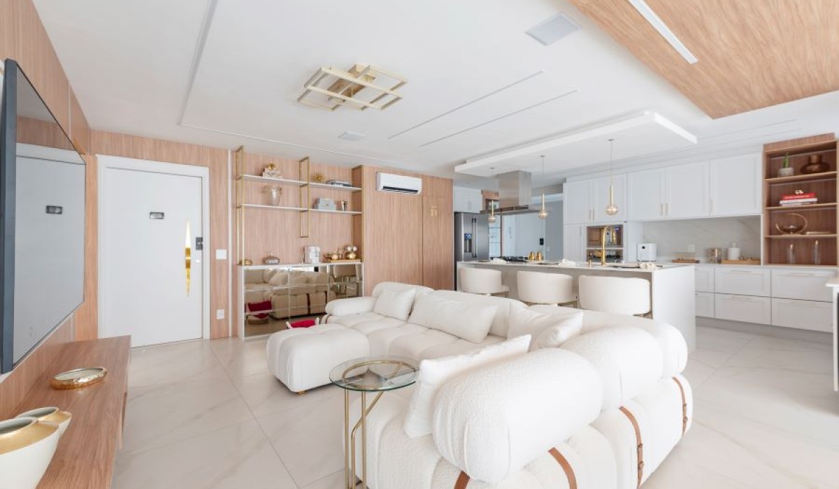 Marcela Rocca decora apartamento com tons neutros e detalhes em dourados