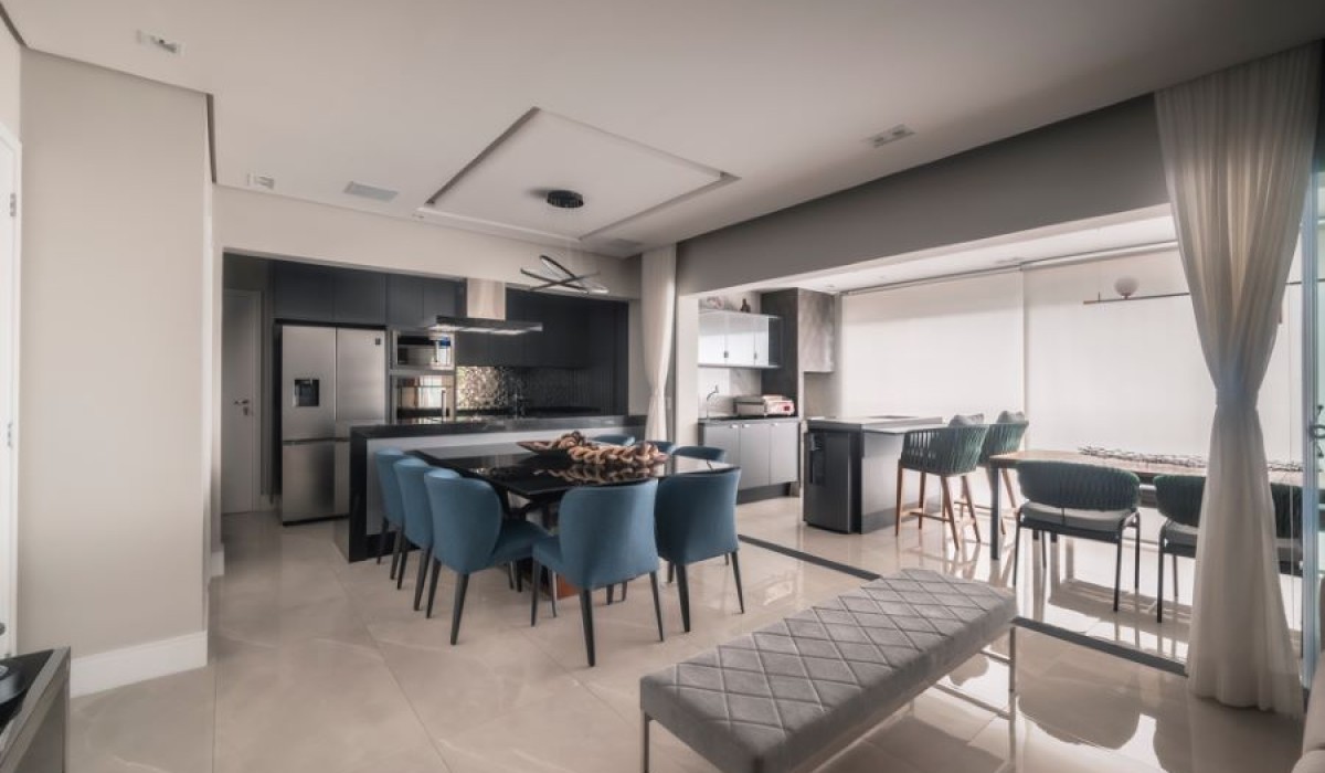 Base sóbria, toques de cor e materiais nobres definem apartamento de 127 m²