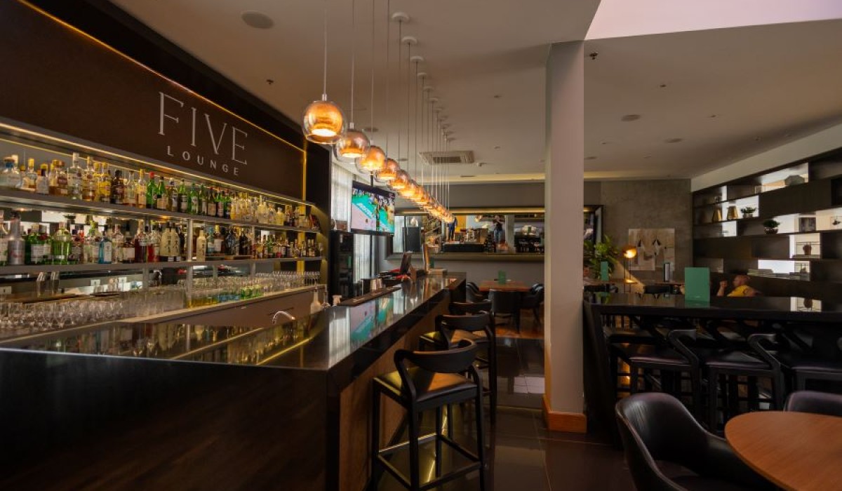 Five Lounge na 30ª CASACOR Paraná foi renovado com espaços instagramáveis inspirados no tema "De volta a uma casa, no coração do Batel"