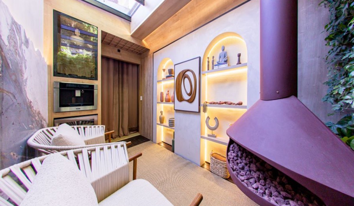 Mobiliário compacto, jardim vertical e iluminação controlada destacam o espaço na CASACOR 2024