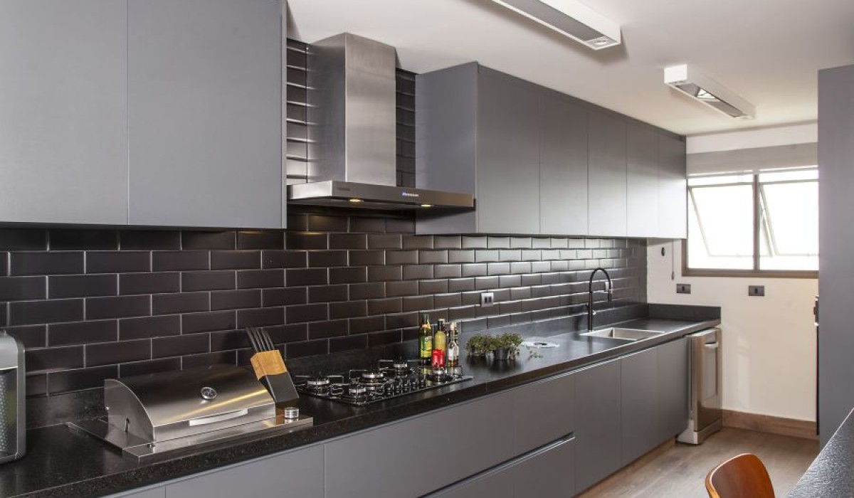 Reforma de apartamento adapta espaço de jovem solteiro para vida em casal com bebê