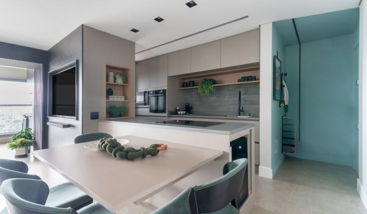 Primeiro Apartamento: marcenaria inteligente e toques de cor renovam o imóvel de 79 m²