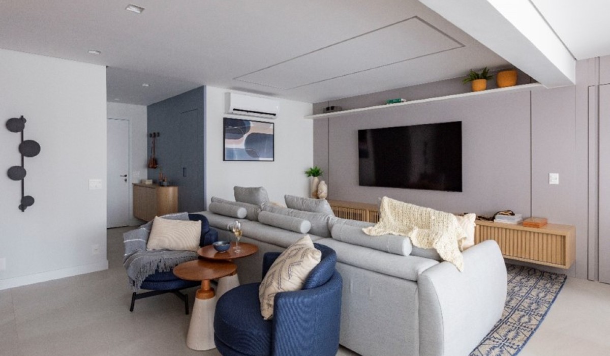 Reforma de apartamento destaca o azul como grande protagonista da paleta de cores do projeto