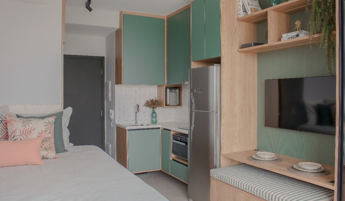 Projeto de arquitetura de estúdio com 24 m² destaca cozinha completa, cama queen size e cantinho do bar