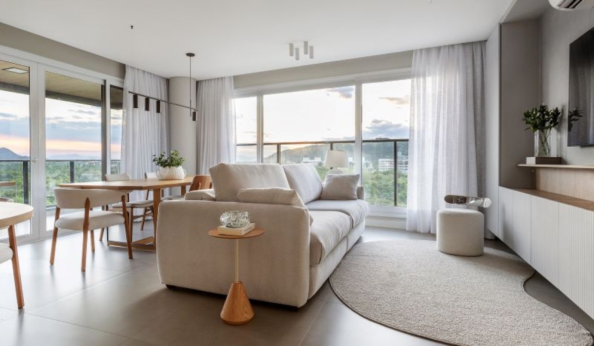 Ambientes fluidos, minimalismo e funcionalidade marcam projeto assinado pela designer de interiores Jeane Silva