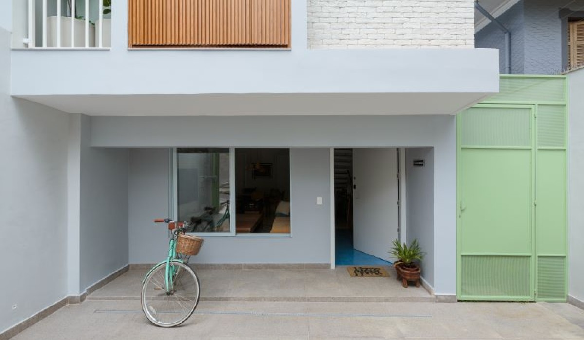 Estúdio Maré transforma casa em São Paulo com design contemporâneo e funcional