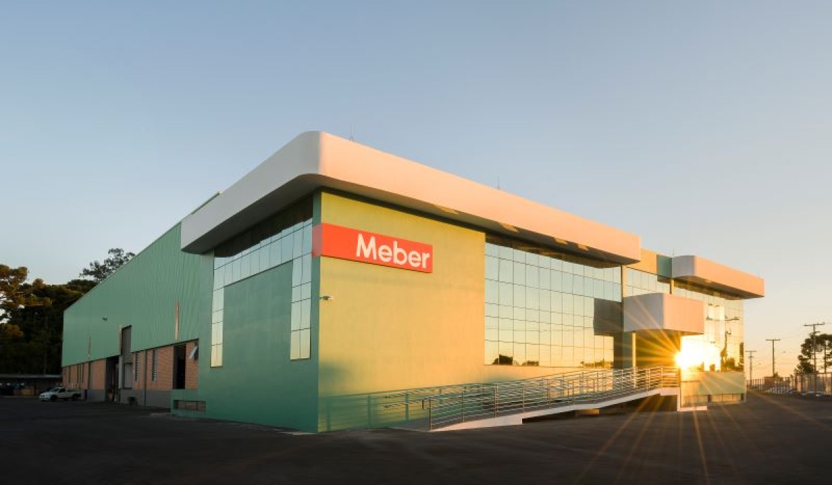Meber apresenta novidades em acabamentos e linhas na Expo Revestir 2025