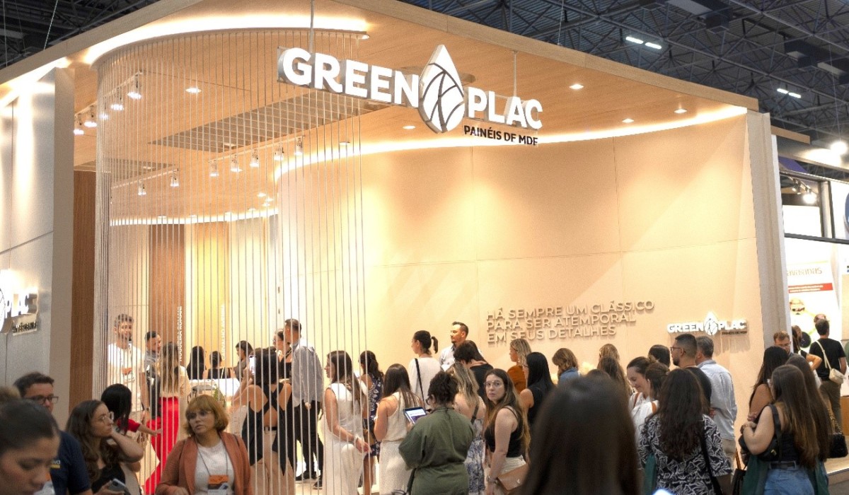 Greenplac doa estande da Expo Revestir para ONG