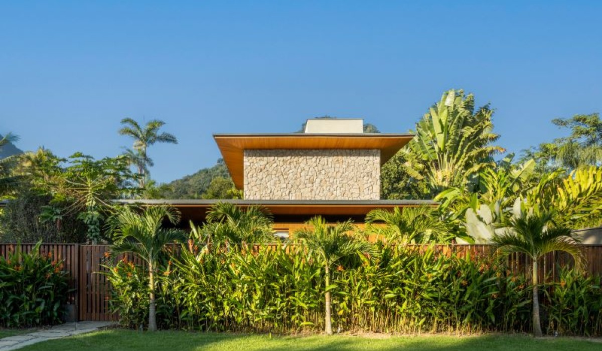 Pitta Arquitetura assina residência de 250m² que combina sofisticação e elementos naturais, proporcionando uma conexão única com a paisagem litorânea