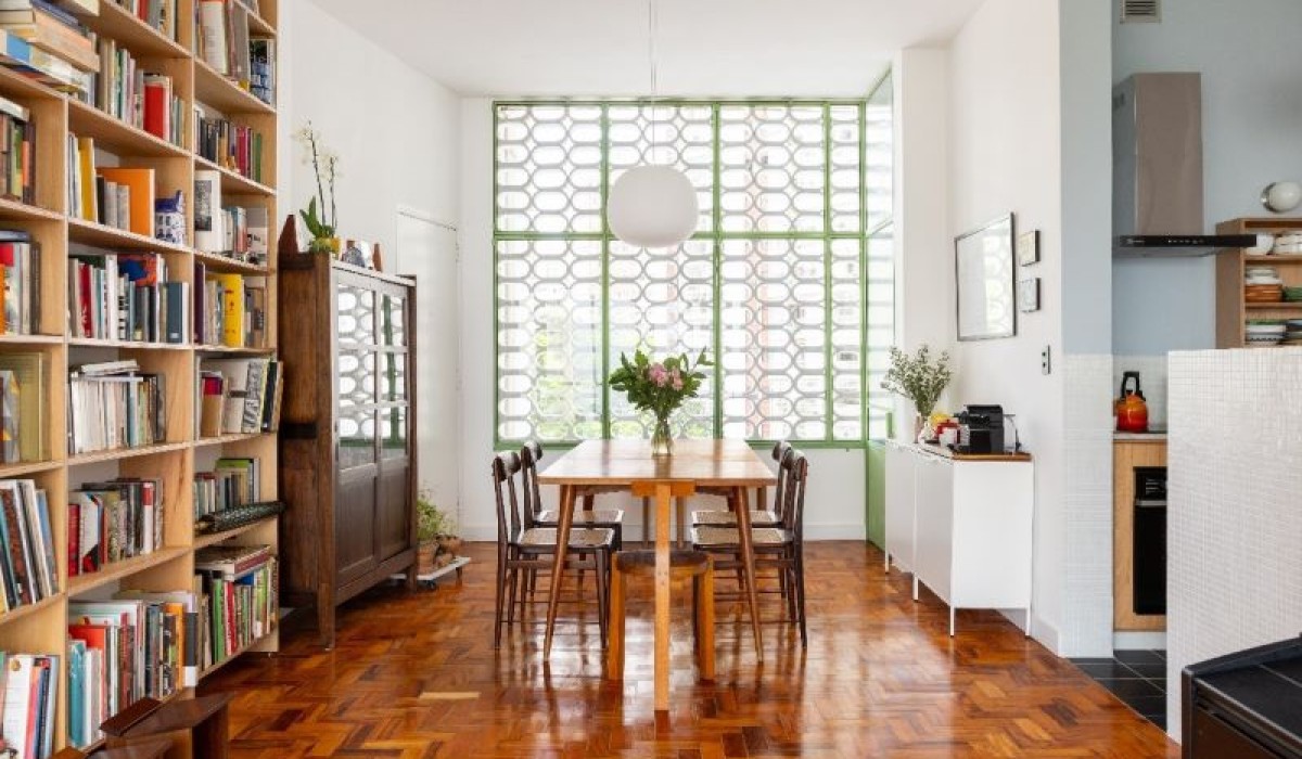 Arquiteta Mariana Wilderom renova apartamento modernista com soluções práticas e cheias de estilo