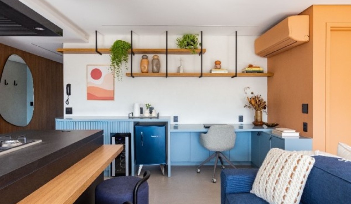 Home office na sala de estar: 4 boas ideias que combinam praticidade e estilo para o trabalho remoto