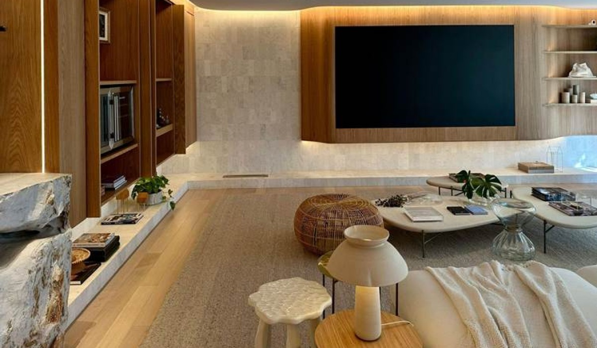 Piso de madeira traz aconchego ao Living Essências, o maior ambiente da CASACOR Paraná 2025