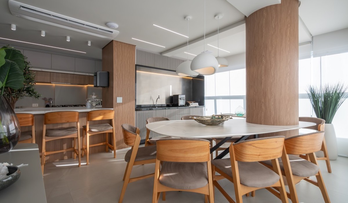Projeto Equilíbrio: mesa escultural resolve pilar estrutural e organiza layout integrado em 86 m²