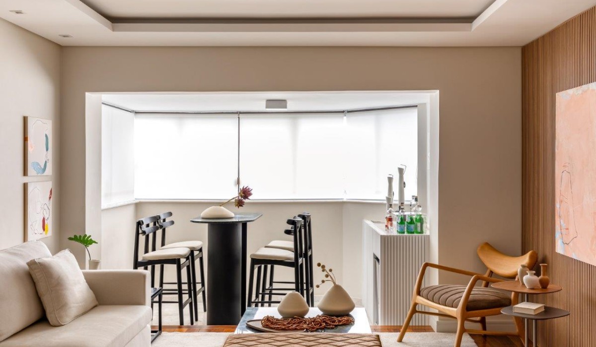 Layout integrado e iluminação acolhedora transformam apartamento familiar em Curitiba