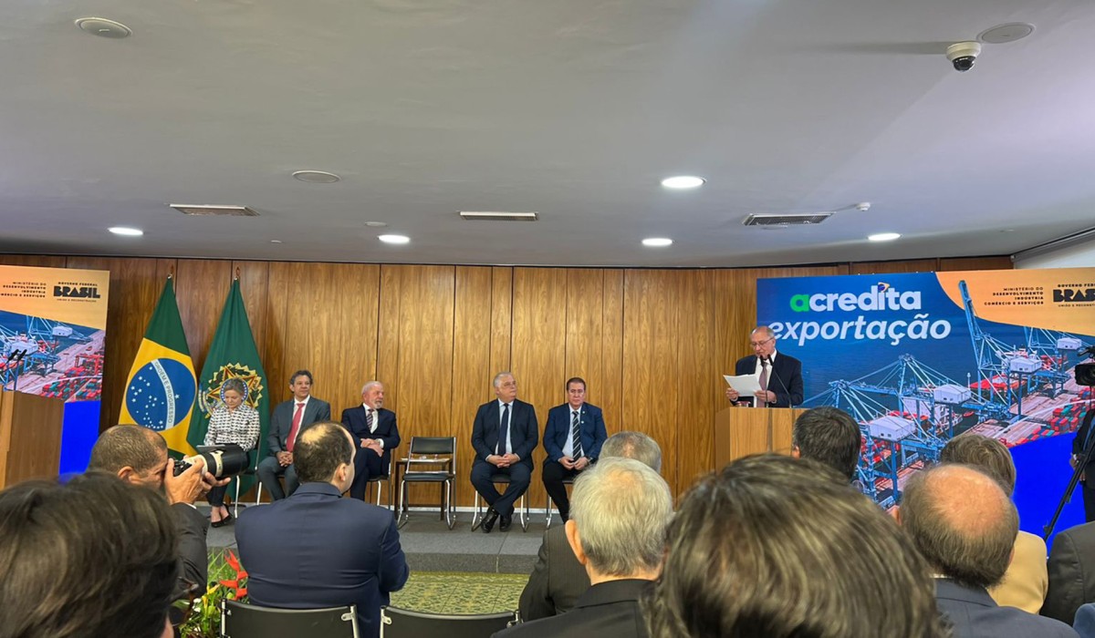 ABIMÓVEL acompanha sanção presidencial do Programa Acredita Exportação: medida amplia competitividade de MPEs no comércio internacional