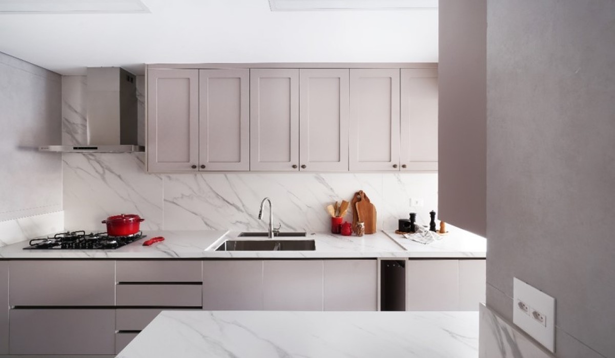 Cozinhas dos novos tempos: como incluir o cooktop no décor