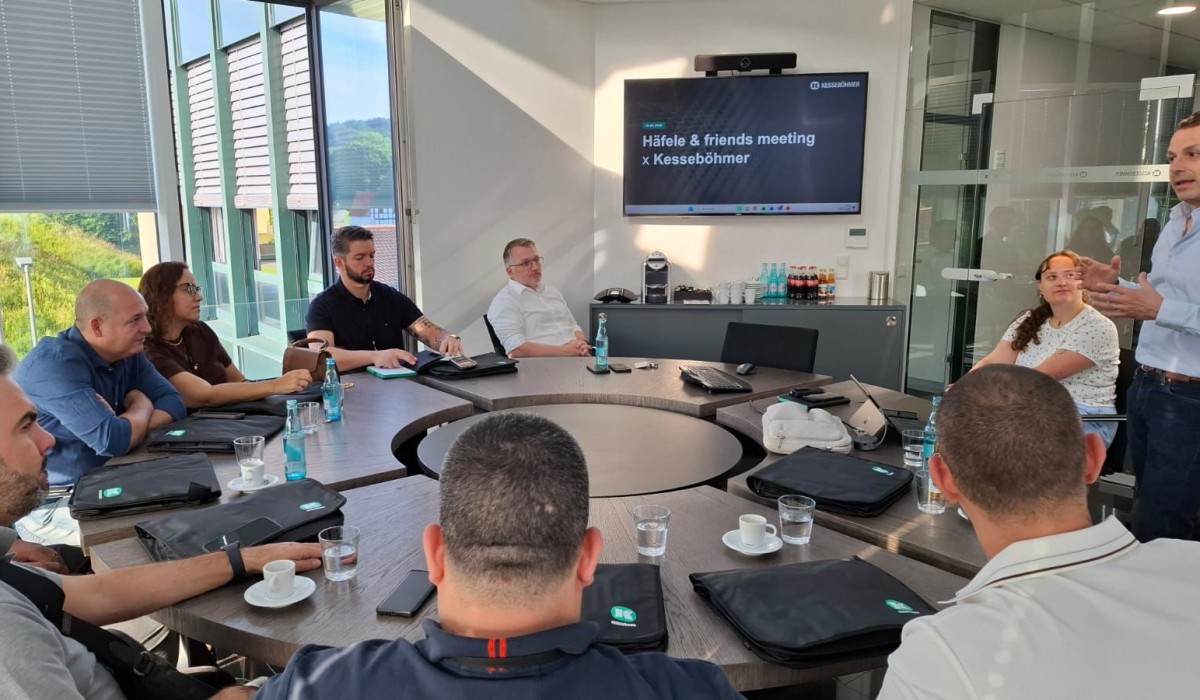 Visita a polos industriais europeus conecta Grupo OFFICINA a novas soluções para o setor moveleiro