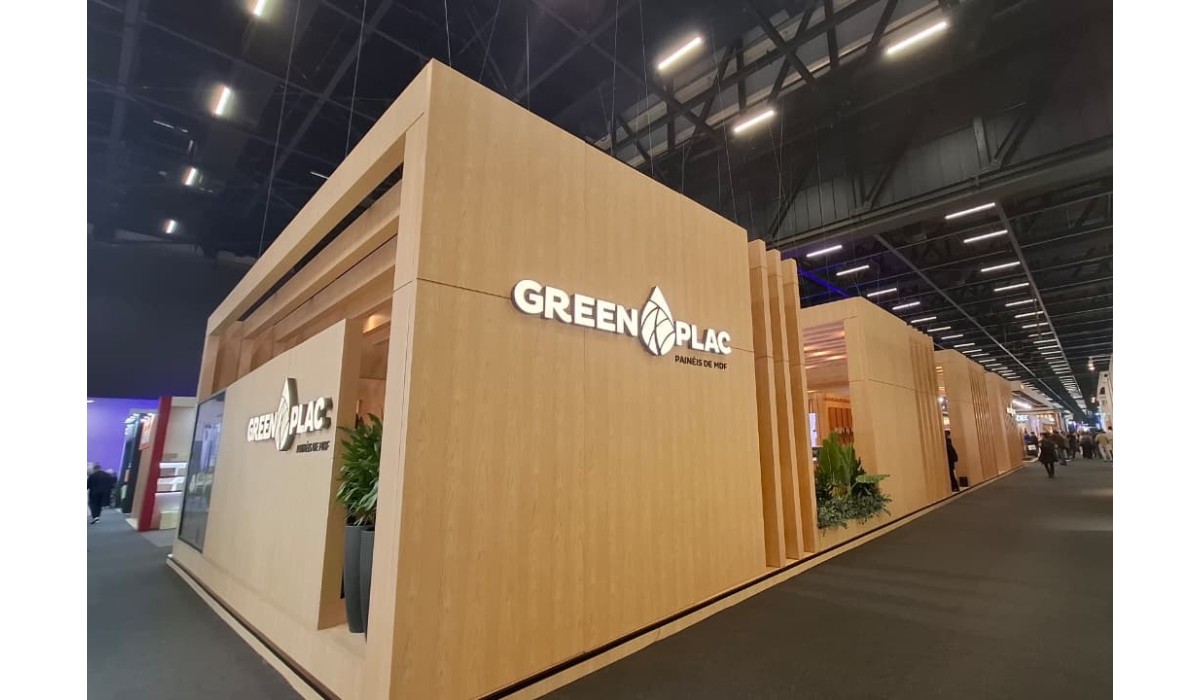 Greenplac MDF doa estande da ForMóbile 2026 para a ONG Construide