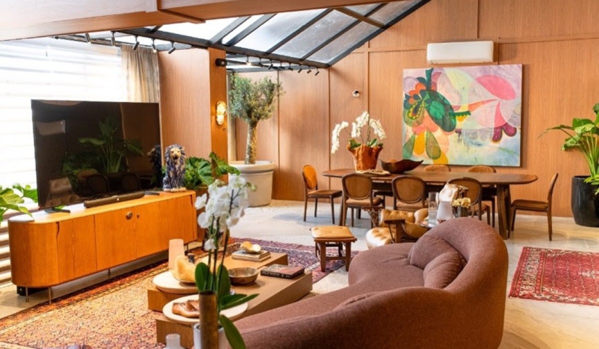 O calor da madeira brasileira ganha novos contornos na arquitetura de interiores